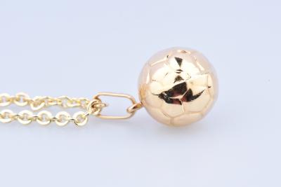 Pendentif ballon de football en or jaune 18 carats (750 millièmes). 2
