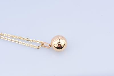 Pendentif ballon de football en or jaune 18 carats (750 millièmes). 2