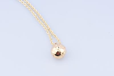 Pendentif ballon de football en or jaune 18 carats (750 millièmes). 2