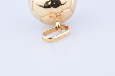 Pendentif ballon de football en or jaune 18 carats (750 millièmes). 2