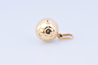 Pendentif ballon de football en or jaune 18 carats (750 millièmes). 2