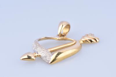 Magnifique pendentif coeur fléché bicolore 18 carats (750 millièmes). 2
