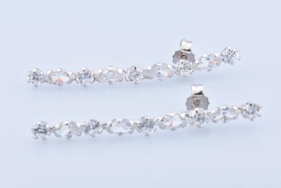 Paire de boucles d’oreilles en or 18 carats ornées de 18 oxydes de Zirconium 2