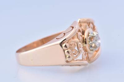 Bague ancienne en or rose 18 carats composée d’un diamant central 2