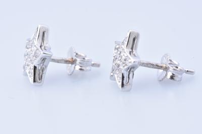Pair of earrings in 18 carat white gold adorned with 22 zirconium oxides 2