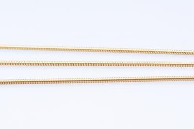 Collier en or jaune 18 carats (750 millièmes). Chaine en maille serpent. 2