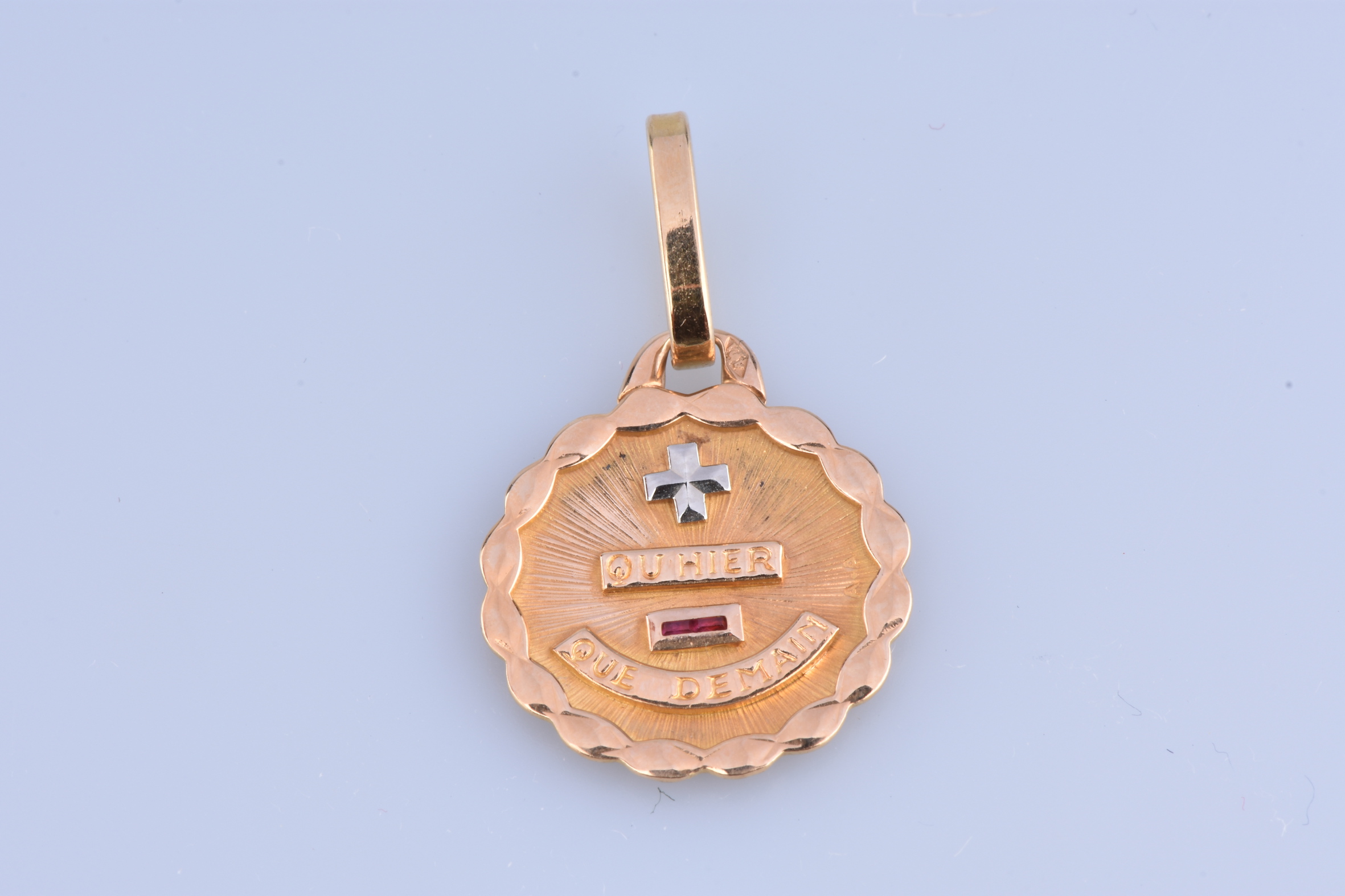 Medaille De La Maison Augis En Or Jaune 18 Carats 750 Milliemes Declaration D Amour Qu Hier Que Demain Schmuck Und Stifte Plazzart