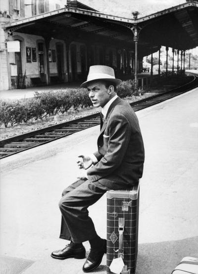 Luc FOURNOL - Franck Sinatra en gare de Monté Carlo - Tirage argentique signé 2