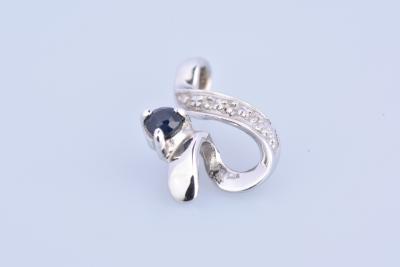 Pendentif en or blanc 18 carats (750 millièmes) composé d’un saphir rond de 0.07 carat. 2