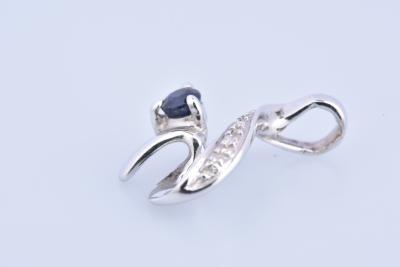 Pendentif en or blanc 18 carats (750 millièmes) composé d’un saphir rond de 0.07 carat. 2
