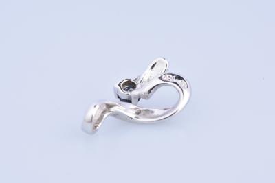Pendentif en or blanc 18 carats (750 millièmes) composé d’un saphir rond de 0.07 carat. 2