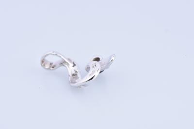 Pendentif en or blanc 18 carats (750 millièmes) composé d’un saphir rond de 0.07 carat. 2