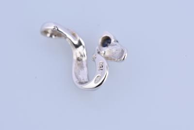 Pendentif en or blanc 18 carats (750 millièmes) composé d’un saphir rond de 0.07 carat. 2