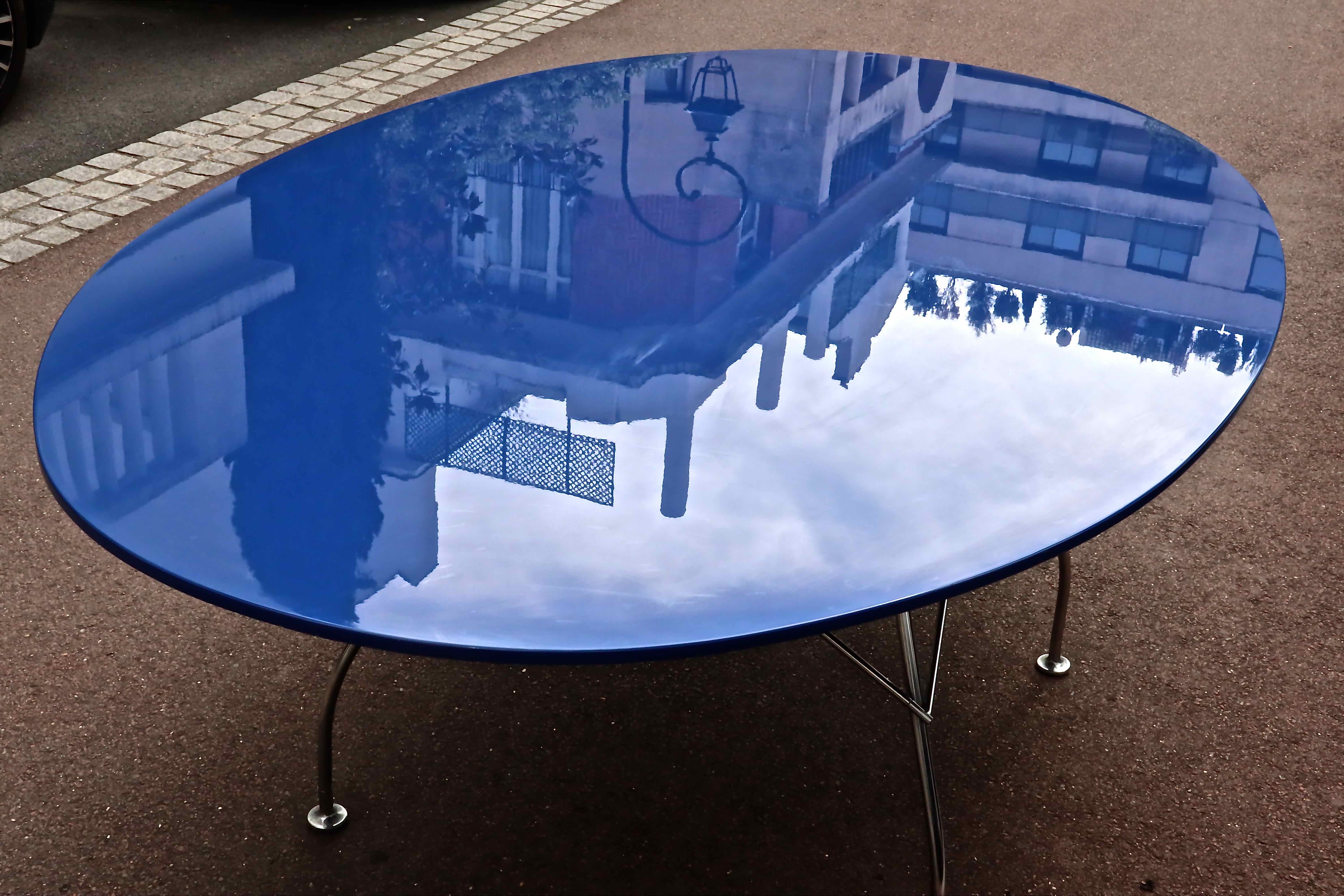 Table GLOSSY, éditeur KARTELL, Designers Antonio CITTERIO & Oliver LÖW