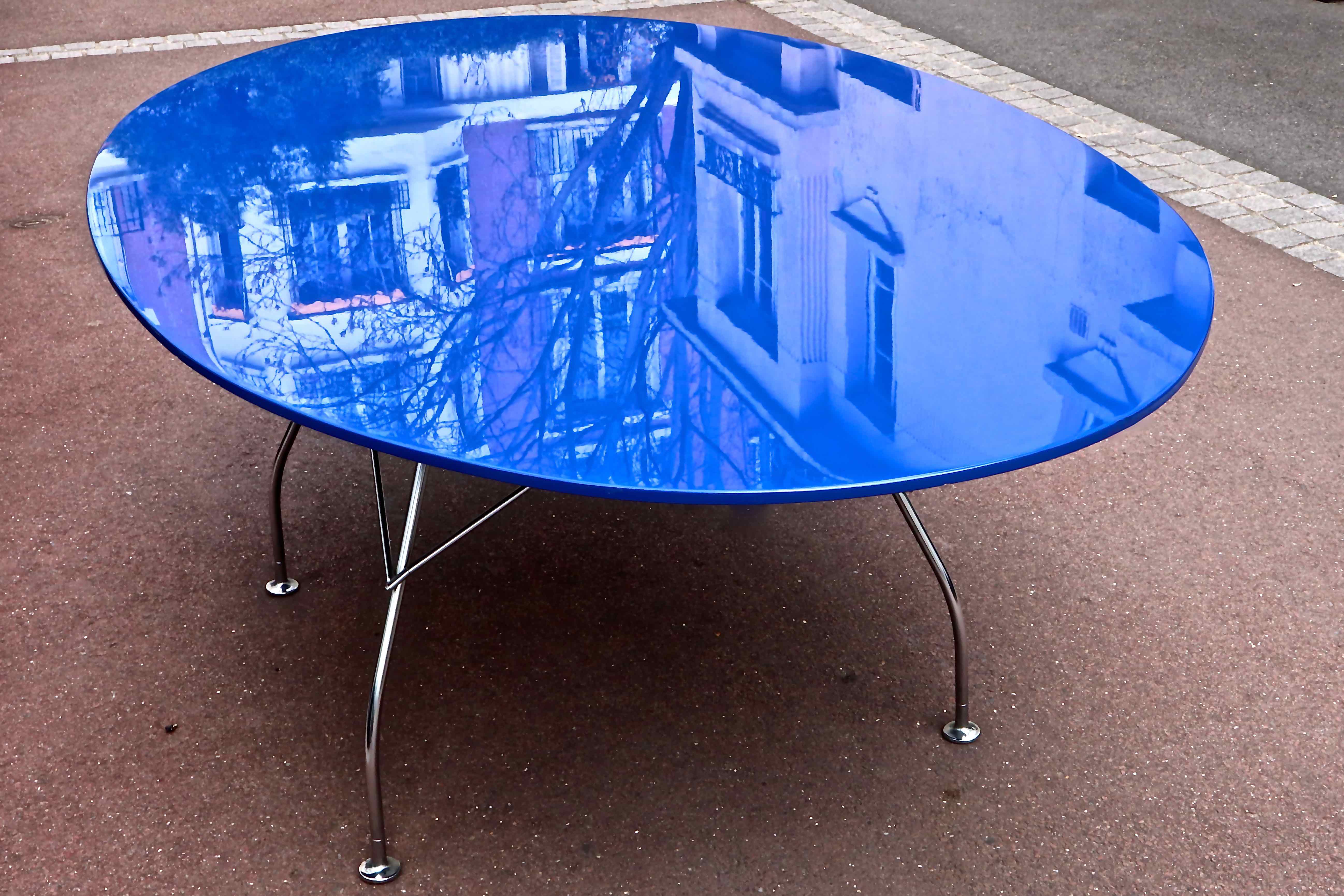 Table GLOSSY, éditeur KARTELL, Designers Antonio CITTERIO & Oliver LÖW