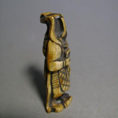 Japon, début du 20e siècle  - Netsuke en ivoire, Bishamon le dieu de la guerre 2