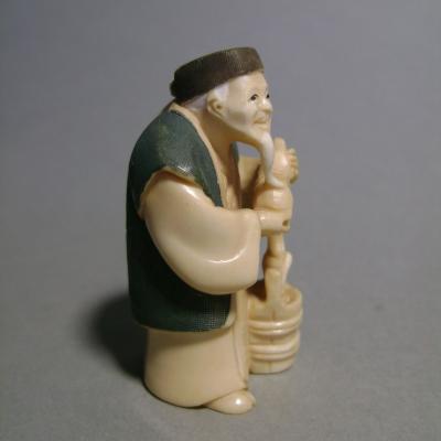 Netsuke en ivoire polychrome, Vieil homme à la gourde, Japon, époque Taisho (1912-1928) 2