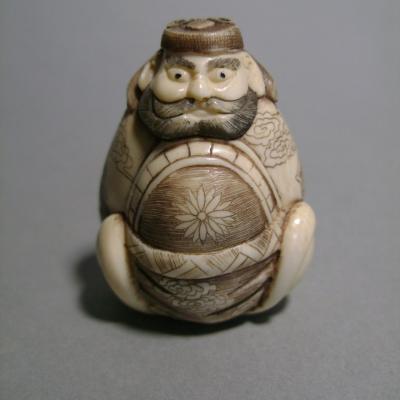 Netsuke en ivoire . Bishamon, le dieu tueur d’Oni. Japon époque Taisho (1912-1928= 2