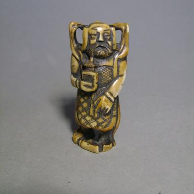 Japon, début du 20e siècle  - Netsuke en ivoire, Bishamon le dieu de la guerre 2