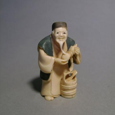Netsuke en ivoire polychrome, Vieil homme à la gourde, Japon, époque Taisho (1912-1928) 2