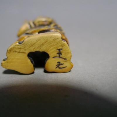 Japon, début du 20e siècle  - Netsuke en ivoire, Bishamon le dieu de la guerre 2