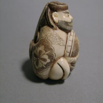 Netsuke en ivoire . Bishamon, le dieu tueur d’Oni. Japon époque Taisho (1912-1928= 2
