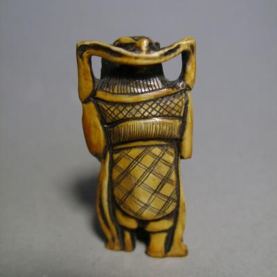 Japon, début du 20e siècle  - Netsuke en ivoire, Bishamon le dieu de la guerre 2