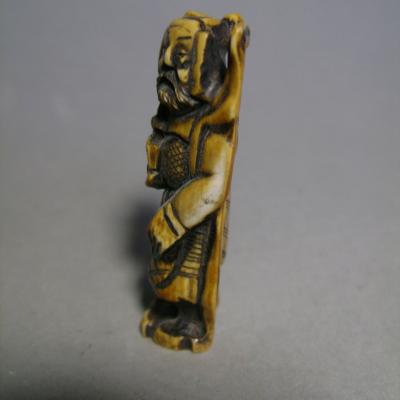 Japon, début du 20e siècle  - Netsuke en ivoire, Bishamon le dieu de la guerre 2