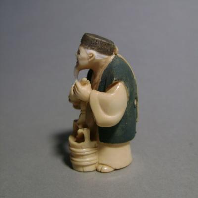 Netsuke en ivoire polychrome, Vieil homme à la gourde, Japon, époque Taisho (1912-1928) 2