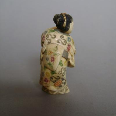 Netsuke en ivoire, Homme chauve soulevant une geisha, Japon ère Taisho (1912-1928) 2