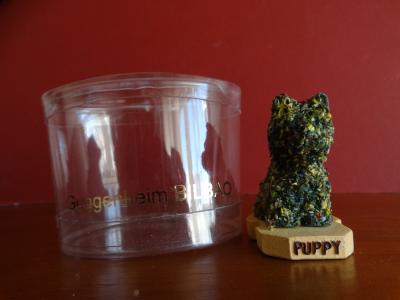 Sculpture en forme de mini chien 