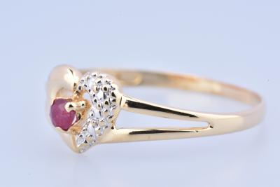 Bague coeur en or jaune 18 carats  ornée d’un rubis rond de 0.07 carat 2