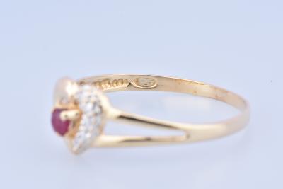 Bague coeur en or jaune 18 carats  ornée d’un rubis rond de 0.07 carat 2
