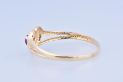 Bague coeur en or jaune 18 carats  ornée d’un rubis rond de 0.07 carat 2