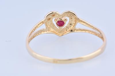 Bague coeur en or jaune 18 carats  ornée d’un rubis rond de 0.07 carat 2