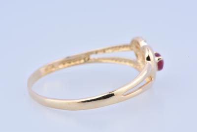 Bague coeur en or jaune 18 carats  ornée d’un rubis rond de 0.07 carat 2