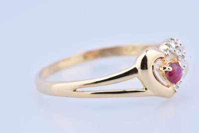 Bague coeur en or jaune 18 carats  ornée d’un rubis rond de 0.07 carat 2