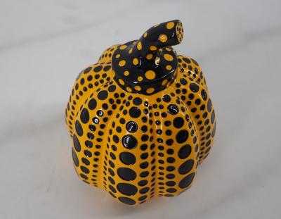 Yayoi Kusama (d’après) : Dots Obsession (Pumpkin yellow - Small) - sculpture originale, signée 2
