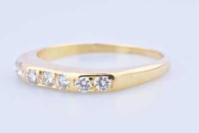 Bague en or jaune composée de 7 diamants 2