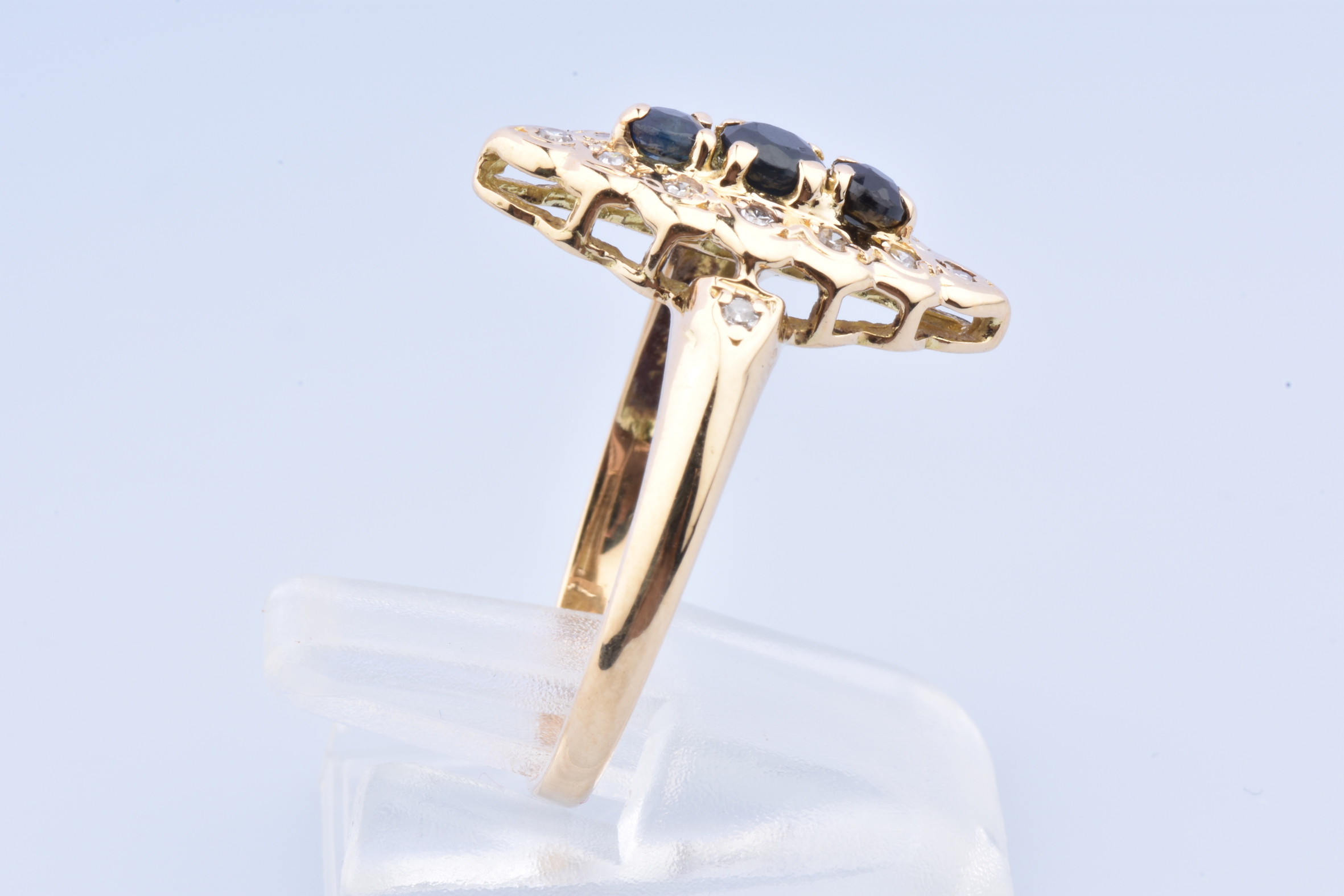 Bague Or Jaune 18 Carats – Saphirs Et Zircons – Poids 2,60 G – Taille 15