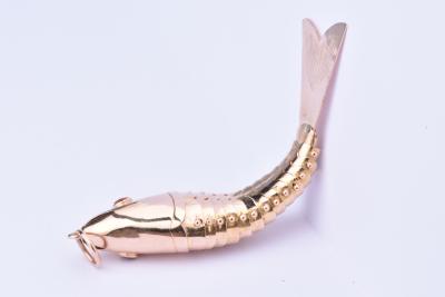 Pendentif original et vintage en forme de poisson articulé en or rose 18 carat (750 millièmes) et orné de 2 rubis de 0.06 carat au total. 2
