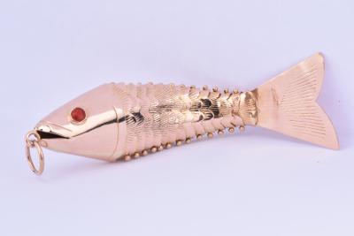 Pendentif original et vintage en forme de poisson articulé en or rose 18 carat (750 millièmes) et orné de 2 rubis de 0.06 carat au total. 2