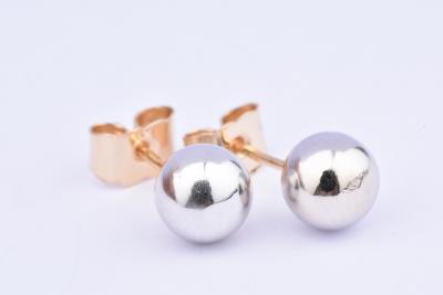 Belle paire de boucles d'oreilles en or 18 carat (750 millième). Fermoir poussette. 2