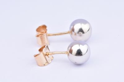 Belle paire de boucles d'oreilles en or 18 carat (750 millième). Fermoir poussette. 2