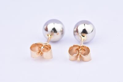 Belle paire de boucles d'oreilles en or 18 carat (750 millième). Fermoir poussette. 2