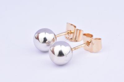 Belle paire de boucles d'oreilles en or 18 carat (750 millième). Fermoir poussette. 2