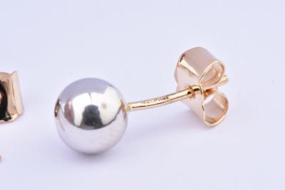 Belle paire de boucles d'oreilles en or 18 carat (750 millième). Fermoir poussette. 2