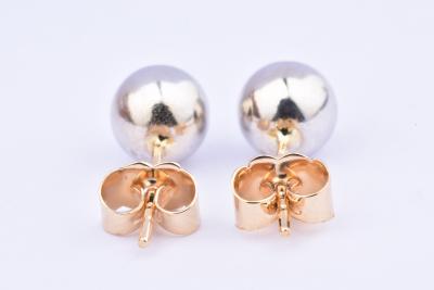 Belle paire de boucles d'oreilles en or 18 carat (750 millième). Fermoir poussette. 2