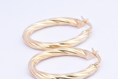 Belle paire de boucles d'oreilles créoles ovales en or 18 carat (750 millième). 2