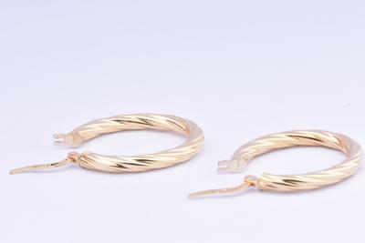 Belle paire de boucles d'oreilles créoles ovales en or 18 carat (750 millième). 2